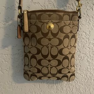😊 Coach Vintage Crossbody tan and brown signature logo